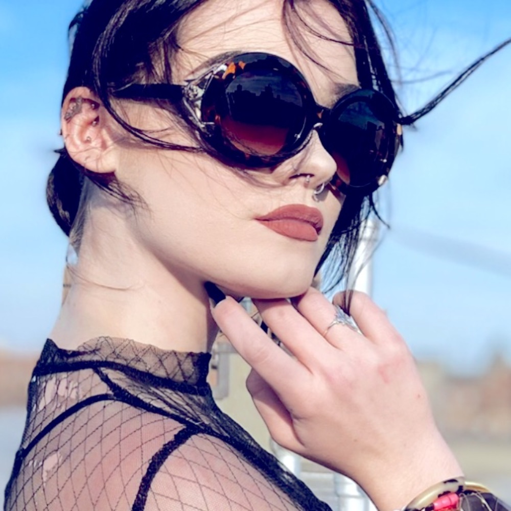 The Jackie Gold Sunglasses black with gold trim